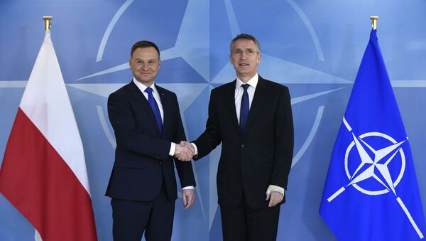 Президент Польши Анджей Дуда и генеральный секретарь НАТО Йенс Столтенберг на встрече в штаб-квартире НАТО в Брюсселе - اسپوتنیک ایران  