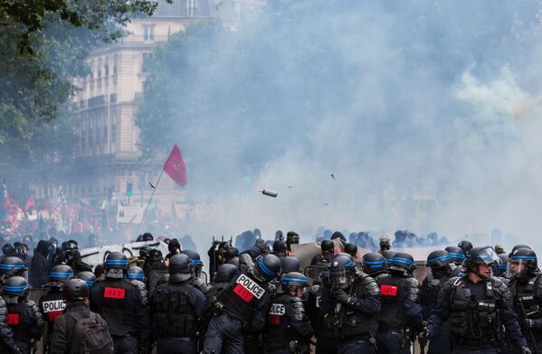 درگیری معترضان به اصلاح قانون کار در پاریس با پلیس - اسپوتنیک ایران  