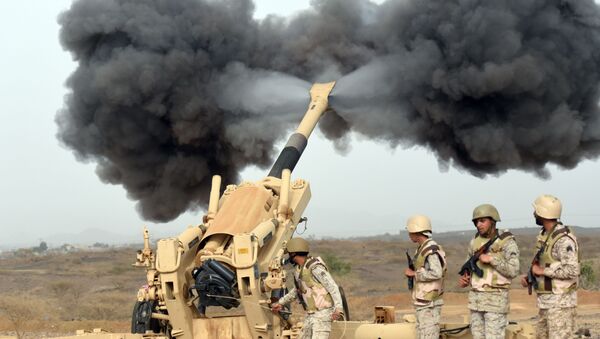 Саудовская армия артиллерийским огнем направляет снаряд в сторону Йемена с поста вблизи Саудовско-Йеменской границы - اسپوتنیک ایران  