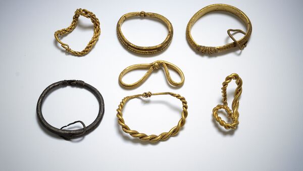 دستبندهای طلا و نقره گنج وایکینگ ها در دانمارک - اسپوتنیک ایران  