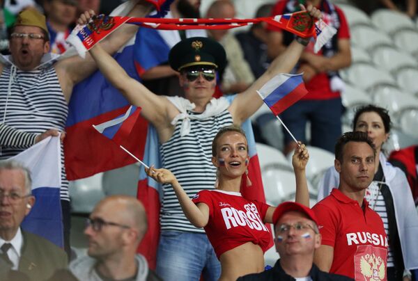 هواداران تیم روسیه در مسابقات قهرمانی  فوتبال در پاریس - اسپوتنیک ایران  