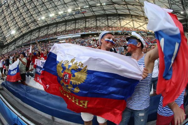 هواداران روسیه در مسابقات قهرمانی  فوتبال در فرانسه - اسپوتنیک ایران  