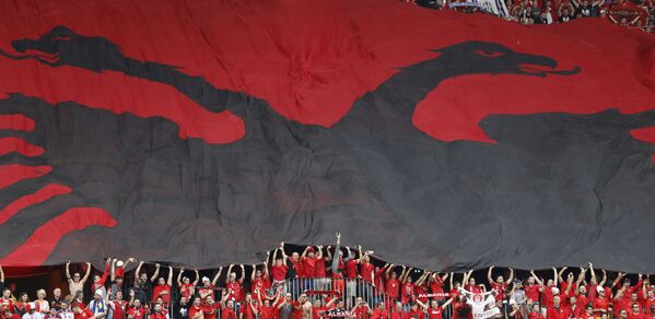 پرچم آلبانی در دست هواداران آلبانی در مسابقات قهرمانی  فوتبال در فرانسه - اسپوتنیک ایران  