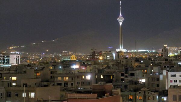 A view shows Tehran's skyline at night with the Milad tower, the sixth tallest tower in the world, Iran May 3, 2016 - اسپوتنیک ایران  