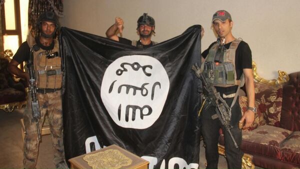 Иракские солдаты с флагом ИГ после освобождения города Эль-Фаллуджа - اسپوتنیک ایران  