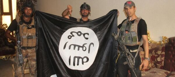 Иракские солдаты с флагом ИГ после освобождения города Эль-Фаллуджа Иракские солдаты с флагом ИГ после освобождения города Эль-Фаллуджа - اسپوتنیک ایران