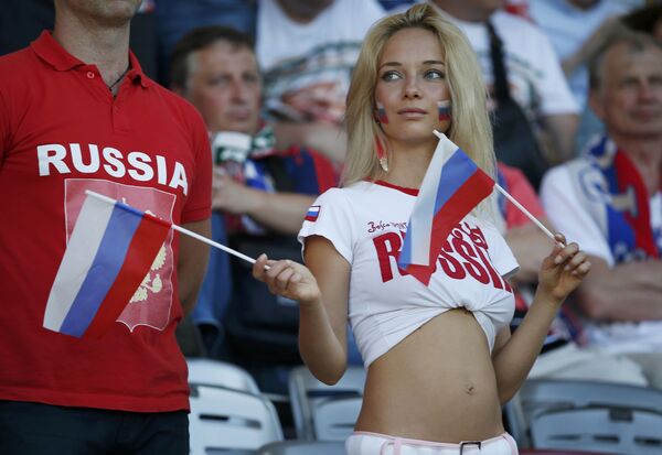 دختر روسی طرفدار فوتبال در مسابقات جام ملت های اروپا - اسپوتنیک ایران  