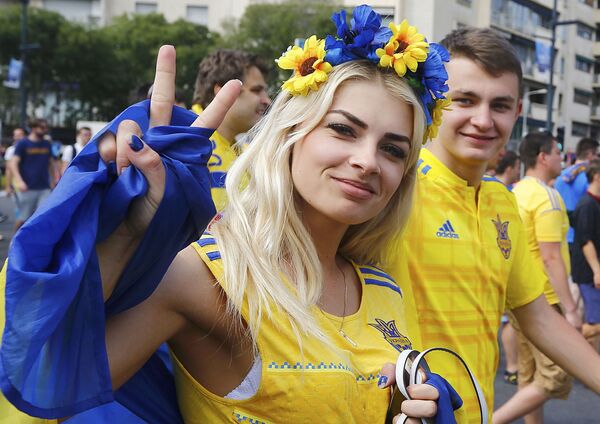 دختر اوکراینی طرفدار فوتبال در مسابقات جام ملت های اروپا - اسپوتنیک ایران  
