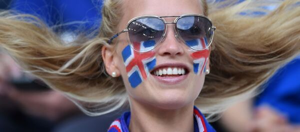 دختر ایسلندی طرفدار فوتبال در مسابقات جام ملت های اروپا - اسپوتنیک ایران  