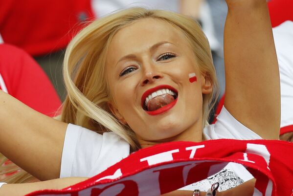 دختر لهستانی طرفدار فوتبال در مسابقات جام ملت های اروپا - اسپوتنیک ایران  