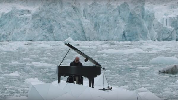 Итальянский композитор сыграл на рояле в открытом море на фоне тающего ледника - اسپوتنیک ایران  