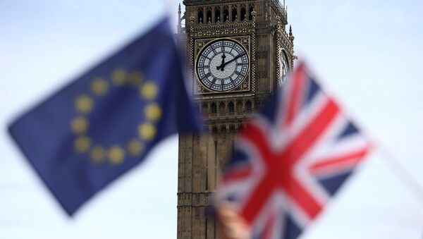 Participants hold a British Union flag and an EU flag during a pro-EU referendum event at Parliament Square in London. - اسپوتنیک ایران  
