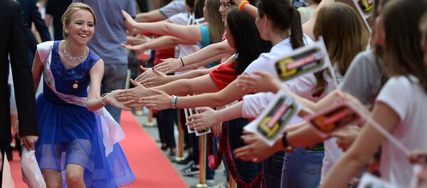 یکی از فارغ التحصیلان قبل از آغاز مراسم  اعلام برنده « فارغ التحصیل-2016» در مسکو - اسپوتنیک ایران  