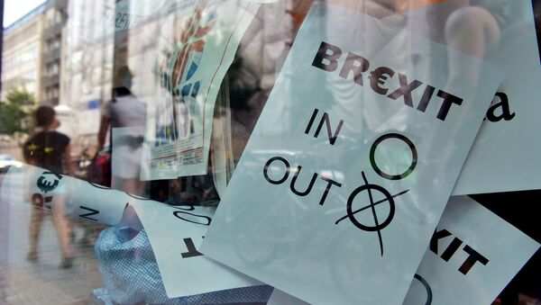 Результаты референдума по выходу Британии из ЕС на витрине магазина - اسپوتنیک ایران  