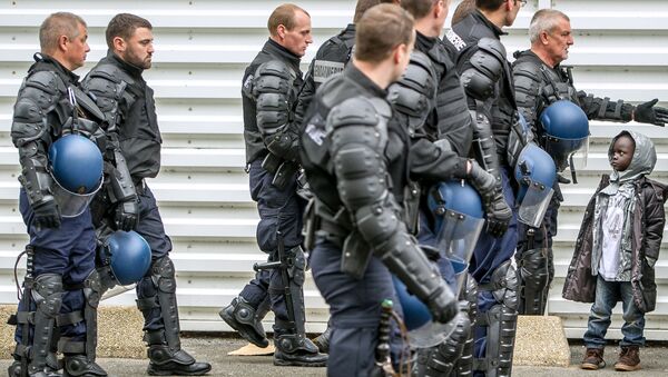 Французские жандармы окружают и выселяют мигрантов, которые жили в лагере около тоннеля под Ла-Маншем, северная Франция - اسپوتنیک ایران  