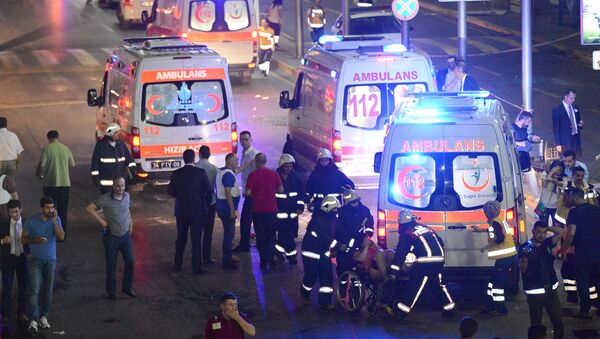 Автомобили спасателей и скорой помощи рядом с местом взрыва в Стамбуле - اسپوتنیک ایران  