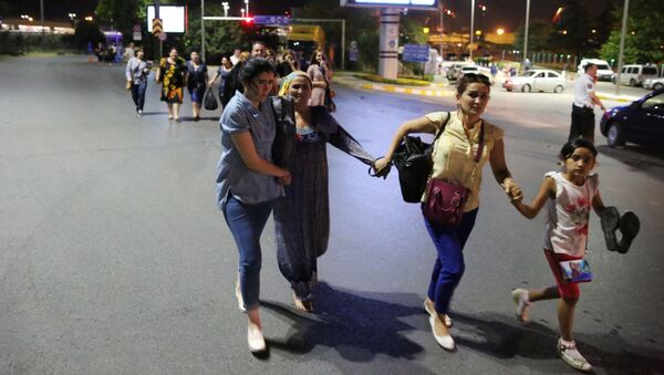 Эвакуация людей с территории аэропорта Стамбула, где прогремел взрыв - اسپوتنیک ایران  