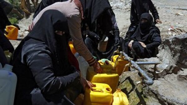 Жители набирают воду в канистры в столице Йемена Сане - اسپوتنیک ایران  