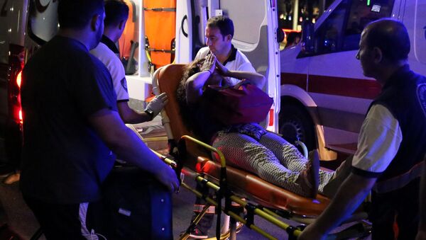Медики оказывают помощь пострадавшим при взрыве в аэропорте Стамбула - اسپوتنیک ایران  