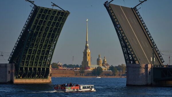 Вид на разведенный Дворцовый мост и Петропавловскую крепость в Санкт-Петербурге - اسپوتنیک ایران  
