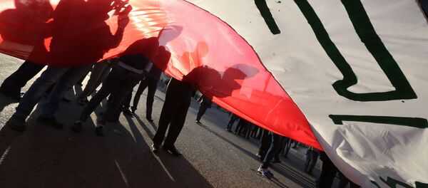 Иракский флаг на фоне демонстрации в Багдаде - اسپوتنیک ایران  
