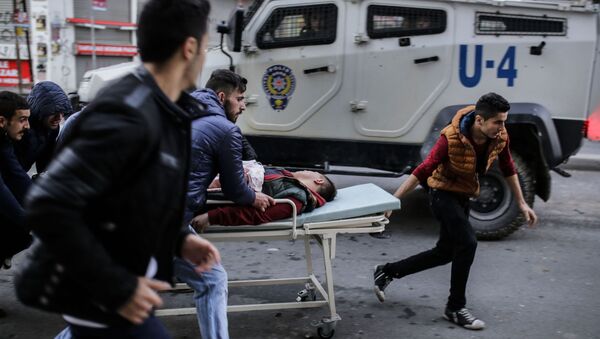 Пострадавший протестующего госпитализируют после столкновений с полицией в Стумбуле - اسپوتنیک ایران  