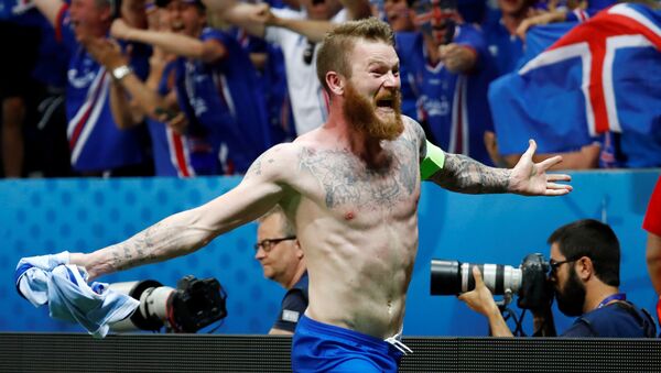 Капитан сборной Исландии по футболу Арон Гуннарссон радуется победе над сборной Англии на Евро-2016 во Франции - اسپوتنیک ایران  