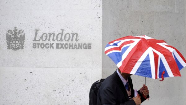 A worker shelters from the rain as he passes the London Stock Exchange in the City of London at lunchtime - اسپوتنیک ایران  