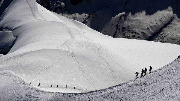 Альпинисты в окрестностях горы Монблан во французских Альпах - اسپوتنیک ایران  