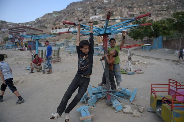 بچه های افغانی در حال تاب بازی در کابل - اسپوتنیک ایران  