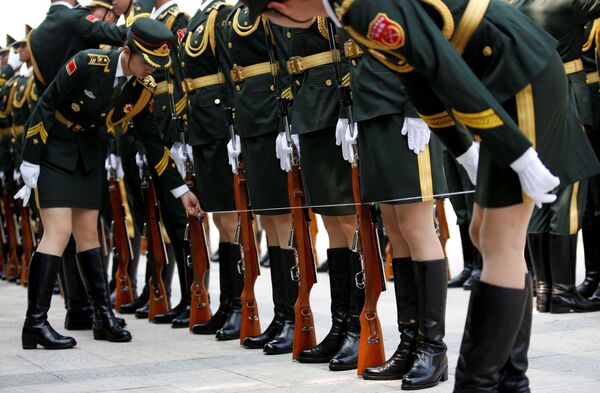 افسران زن ارتش  چین قبل از آغاز مراسم خوشامدگویی به ولادیمیر پوتین - اسپوتنیک ایران  