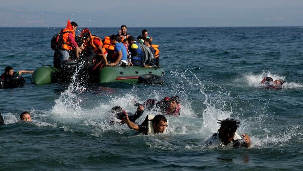 Migrant whose boat stalled at sea while crossing from Turkey to Greece swim to approach the shore of the island of Lesbos, Greece, on Sunday, Sept. 20, 2015 - اسپوتنیک ایران  