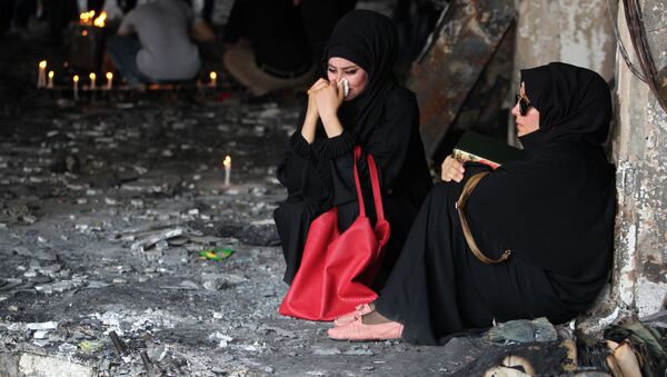 Иракские женщина плачут рядом с местом взрыва в центре Багдаде - اسپوتنیک ایران  