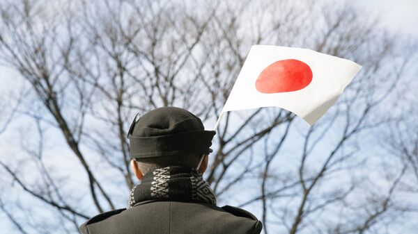 Мужчина с флагом Японии - اسپوتنیک ایران  