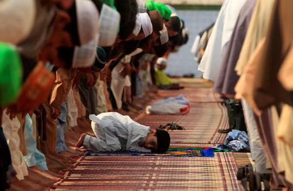 پسربچه در مراسم نماز ویژه عید قربان در پاکستان - اسپوتنیک ایران  