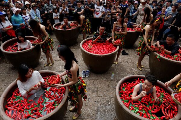 مسابقه خوردن فلفل قرمز در دیگ در چین - اسپوتنیک ایران  