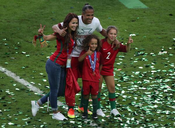 بازیکنان تیم پرتغال پس از فینال مسابقات فوتبال «جام اروپا -2016 » در فرانسه - اسپوتنیک ایران  