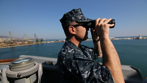 Американский военный на борту эсминца в порту Варны во время совместных учений военно-морских сил Румынии, Болгарии и США в Черном море - اسپوتنیک ایران  