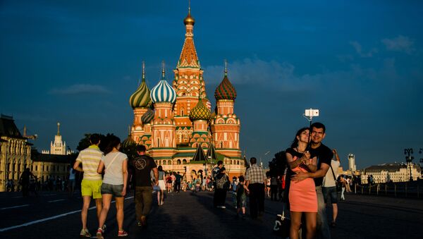 Горожане и туристы на Красной площади в Москве - اسپوتنیک ایران  