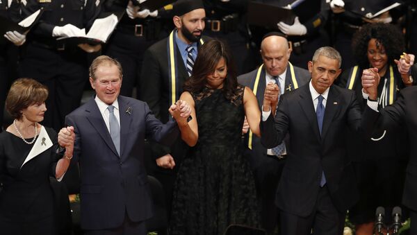 From left, former first lady Laura Bush, former President George W. Bush, first lady Michelle Obama and President Barack Obama join hands during a memorial service at the Morton H. Meyerson Symphony Center with the families of the fallen police officers, Tuesday, July 12, 2016, in Dallas - اسپوتنیک ایران  