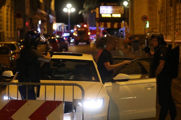 پلیس فرانسه در حال بازرسی افراد پس از عمل تروریستی در « نیس» فرانسه - اسپوتنیک ایران  