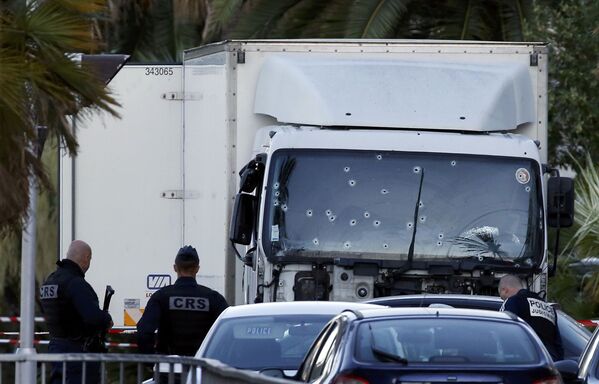 پلیس در کنار کامیون  عمل تروریستی در « نیس» فرانسه - اسپوتنیک ایران  