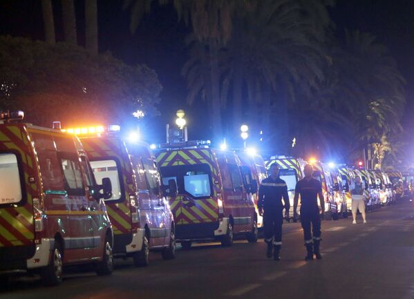 آمبولانس ها در محل عمل تروریستی در شهر نیس فرانسه - اسپوتنیک ایران  