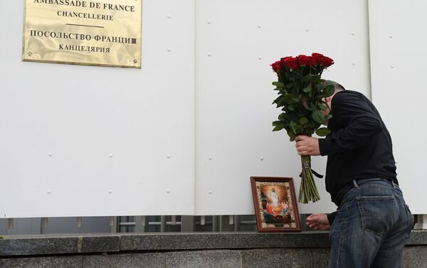 روشن کردن شمع و گذاشتن گل در مقابل سفارت فرانسه در مسکو - اسپوتنیک ایران  