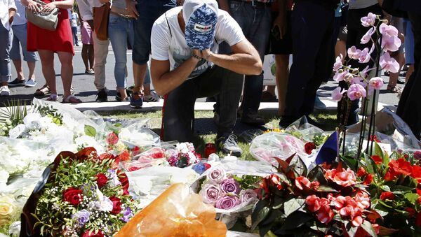 نثار گل در محل عمل تروریستی « نیس» فرانسه که قربانیان زیادی برجا گذاشت - اسپوتنیک ایران  