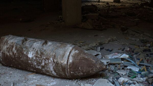 Неразорвавшаяся бомба в одном из домов разрушенного района Хомса - اسپوتنیک ایران  