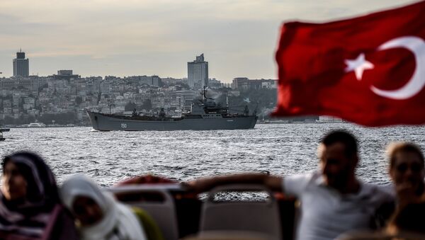 A Turkish flag flies on a ferry as Russian warship the BSF Saratov 150 sails through the Bosphorus off Istanbul en route to the eastern Mediterranean sea on September 26, 2015 - اسپوتنیک ایران  