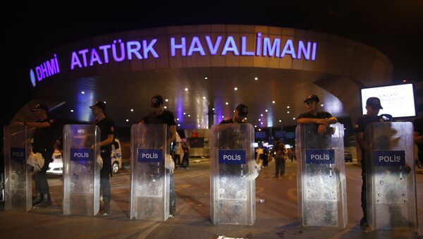 Turkish police block the entrance to Istanbul's Ataturk airport - اسپوتنیک ایران  