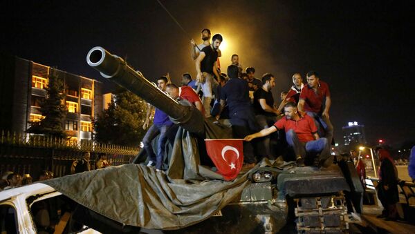 Люди на танке турецкой армии в Анкаре - اسپوتنیک ایران  