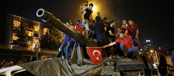 Люди на танке турецкой армии в Анкаре - اسپوتنیک ایران  